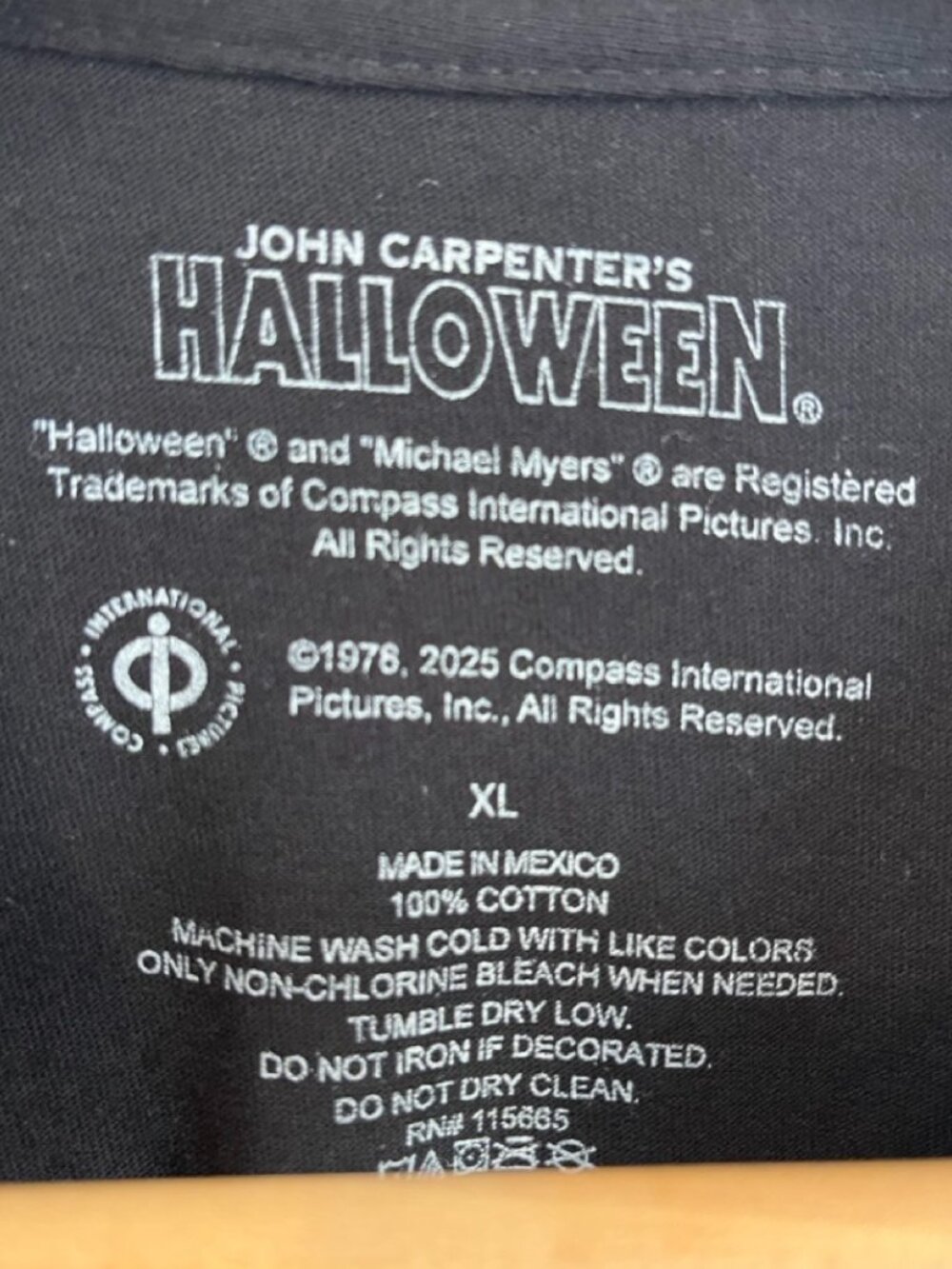 John Carpenter’s Halloween T-Shirt XL Michael Myers Black Official NWT - Picture 2 of 5
